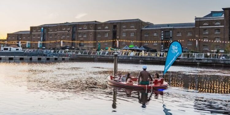 Days Out In London London Hot Tub Boat Guided Historical Docklands Cruise