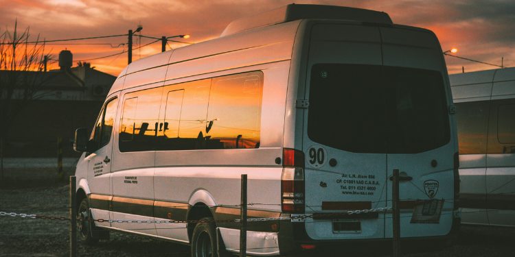 Top 5 Benefits Of Opting For A Minibus Rental For Uk Adventure